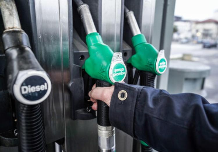La benzina sfiora 2 euro, il governo valuta l'intervento