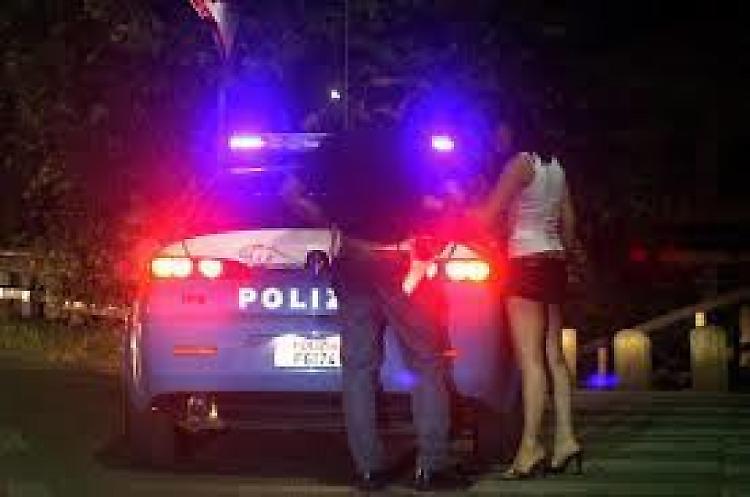FdI, stretta sugli atti osceni: torna il carcere