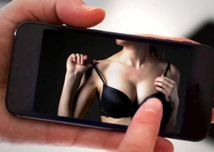 Revenge porn, moglie tradita diffonde il video intimo del marito e l'amante: a processo