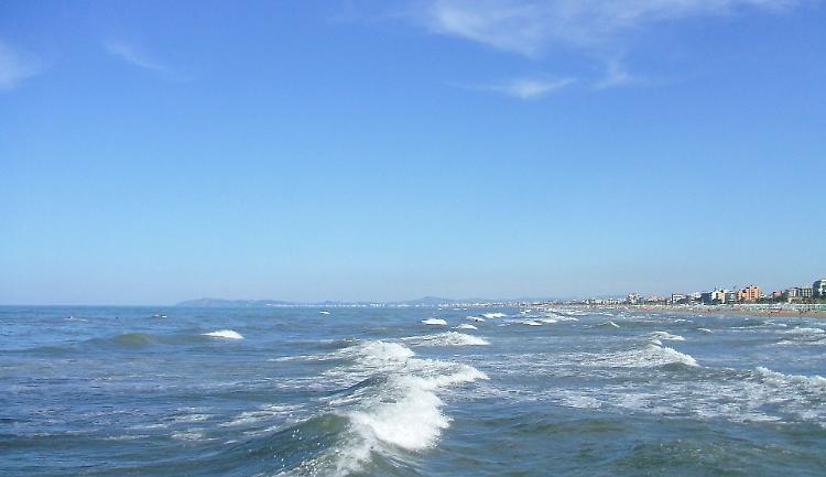 Corpo rinvenuto in spiaggia a Rimini: è una cameriera 30enne