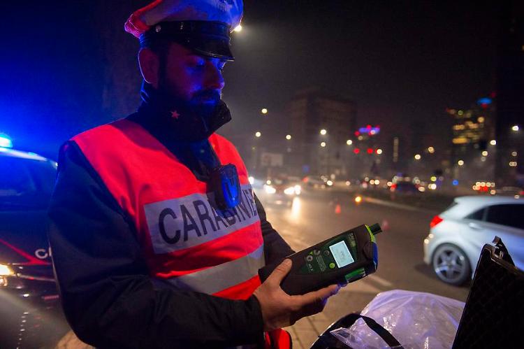 Schianto con l'auto, 30enne denunciato per guida in stato di ebbrezza