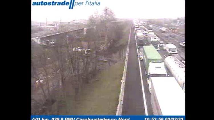 Scontro in A1 nel Lodigiano, un morto e un ferito, coda di 5 km