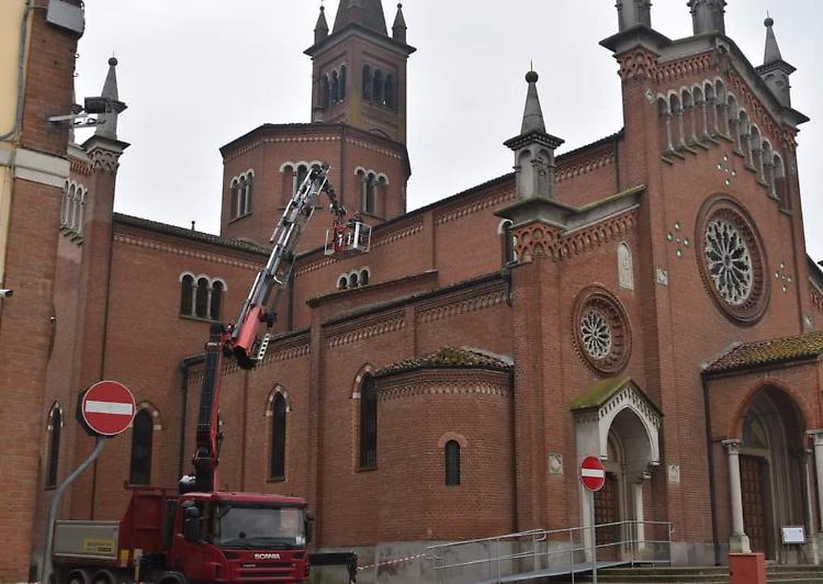 Giù i calcinacci dalla navata laterale, chiesa osservata speciale