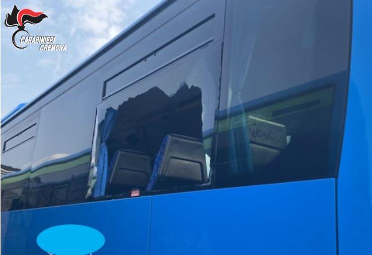Scompiglio sul bus: quatto giovani insultano la conducente e sfondano un vetro