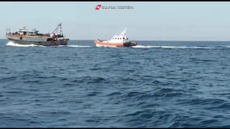 Arrivata a Crotone una barca con 500 migranti