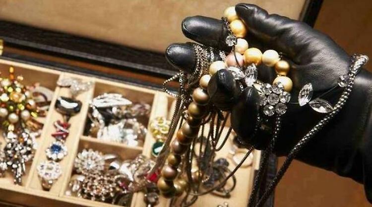 Avrebbe rubato i gioielli a un’anziana, denunciata donna delle pulizie