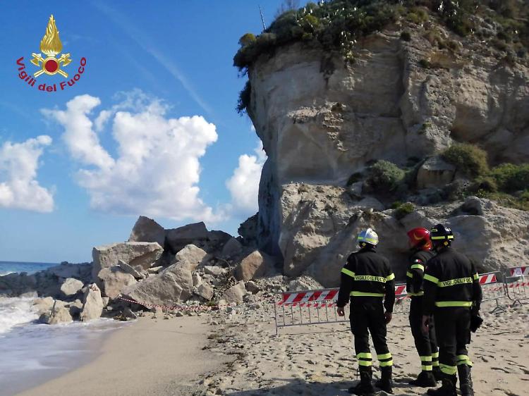 Tropea: crolla sulla battigia parte del costone dell'Isola