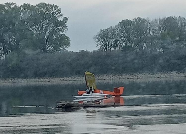 Idrovolante in ammaraggio sul tratto di Po cremonese al tramonto