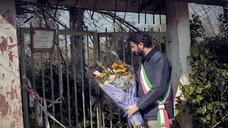 Giovane scomparsa e uccisa nel Salernitano, il sindaco depone i fiori