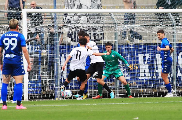 Calcio, il Crena in dieci crolla contro il Prato