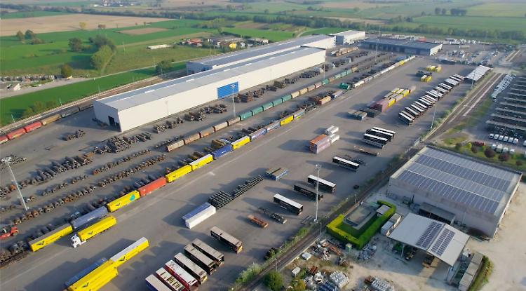 Infortunio sul lavoro, cade dal rimorchio di un camion e si procura un trauma cranico