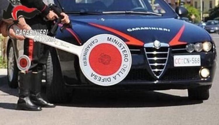 18enne guida senza patente, il padre offre soldi ai carabinieri, arrestato