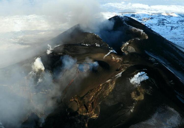  Eruzione dell'Etna: sospesi i voli all'aeroporto di Catania