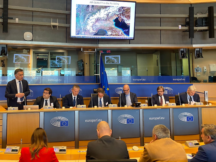 Qualità dell'aria, Salini: "La Commissione Ue sostenga gli sforzi virtuosi della Lombardia"