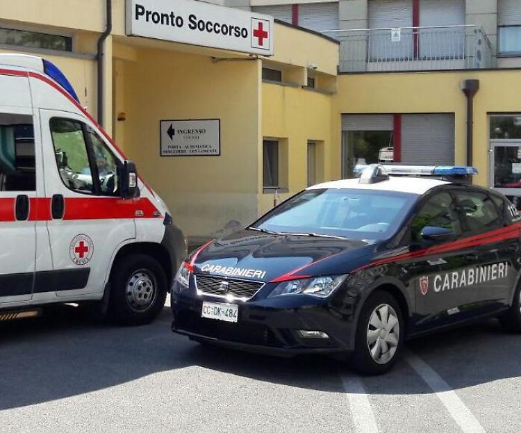 Ubriaco, si sdraia in mezzo alla strada per Crema: trasportato in ospedale