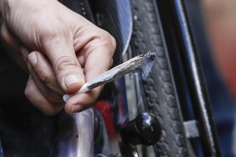 Si ferma sulla strada a fumare uno spinello, ventenne beccato dai Cc