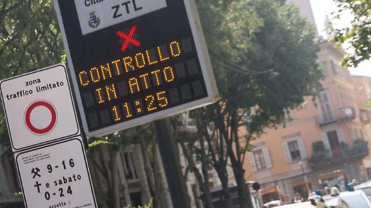 Mascherina chirurgica davanti alla targa per entrare in Ztl