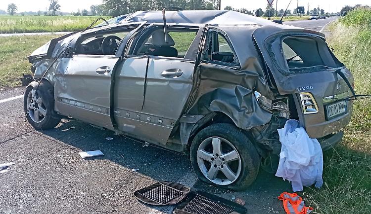 Esce di strada e si ribalta con l'auto, 48enne ferita