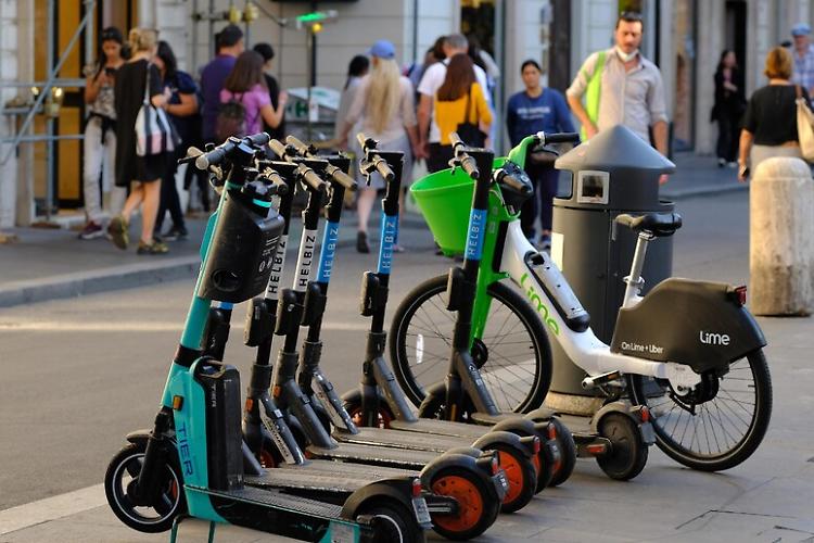 Via i monopattini da Parigi, andranno a Londra e Tel Aviv