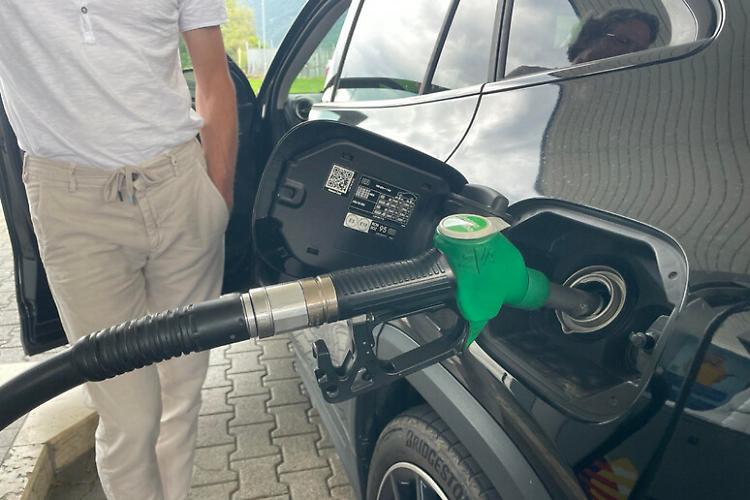 La benzina sale ancora, al self in autostrada a 2,019 euro 