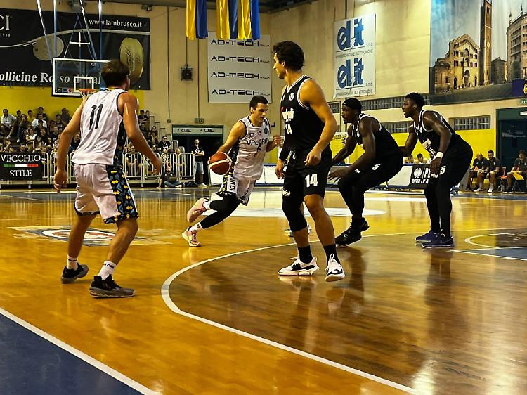 Basket serie A: una bella Vanoli cade in volata contro la Virtus