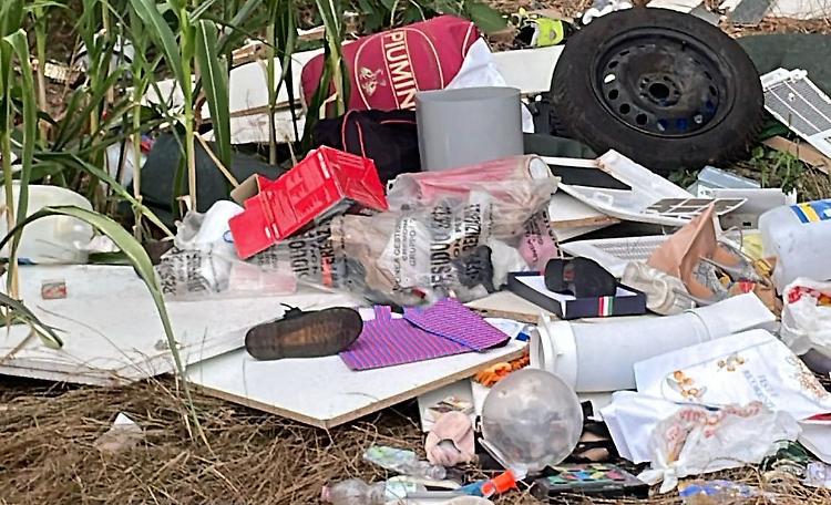 Abbandona rifiuti sulla strada, scoperto e multato