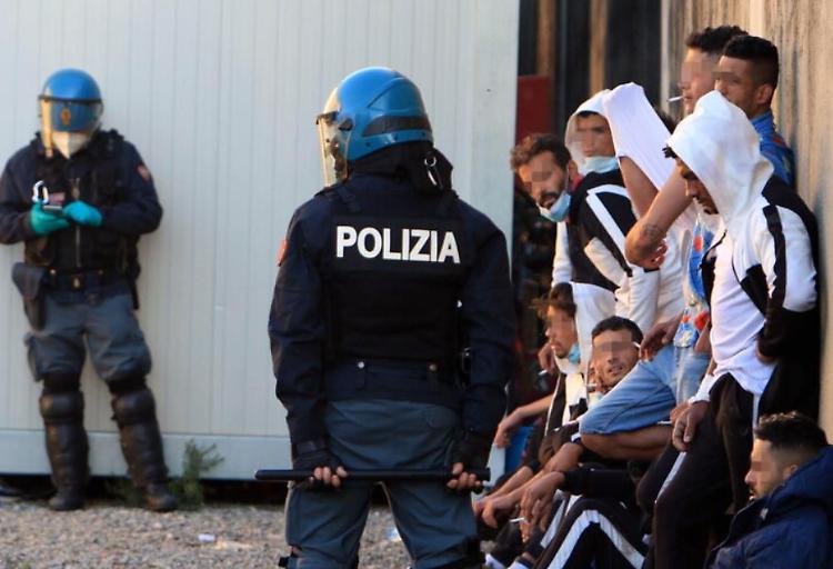 "I richiedenti asilo paghino 5mila euro per evitare il Centro per il rimpatrio" 