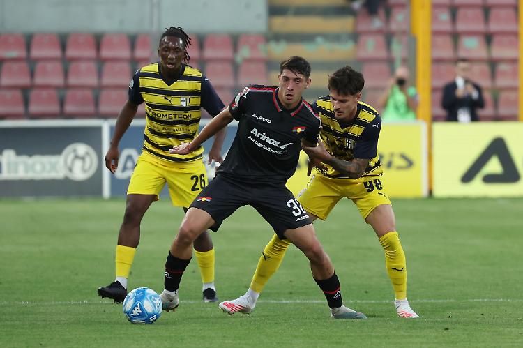 Calcio: Cremonese e Parma all'intervallo sullo 0-0