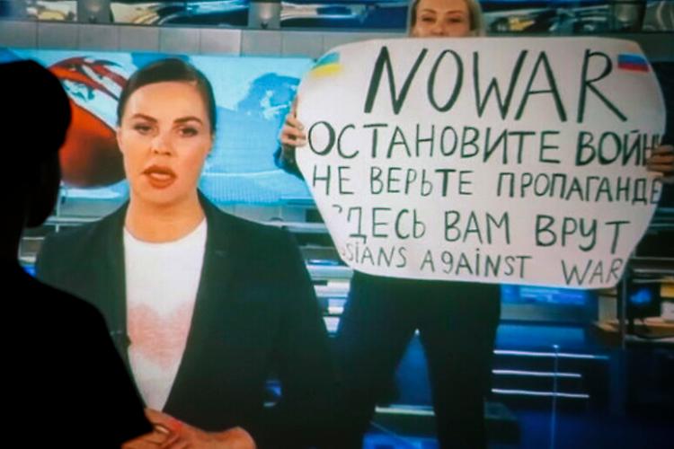 Russia, condannata a 8 anni la giornalista no war per la protesta tv