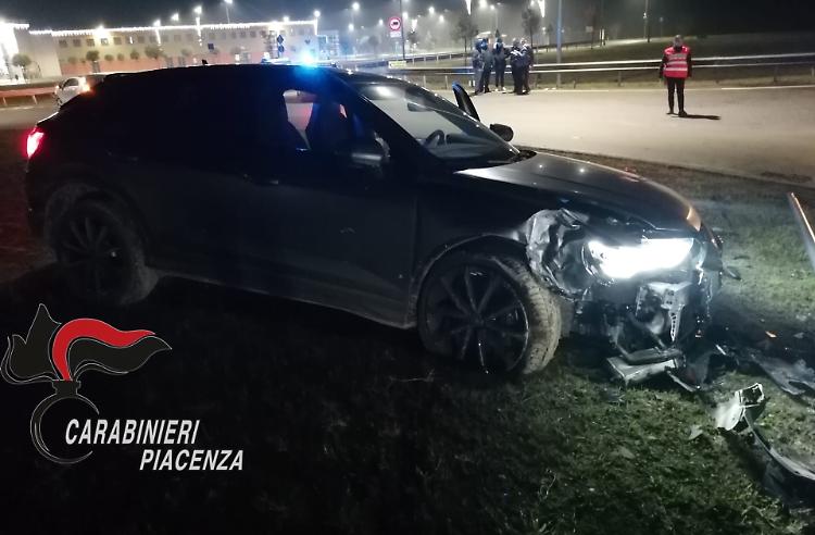 I ladri in fuga speronano l'auto dei carabinieri e si schiantano, preso uno