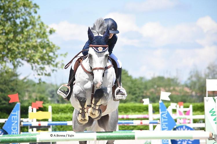 Caduta rovinosa al maneggio: fantino 27enne ferito, muore il cavallo