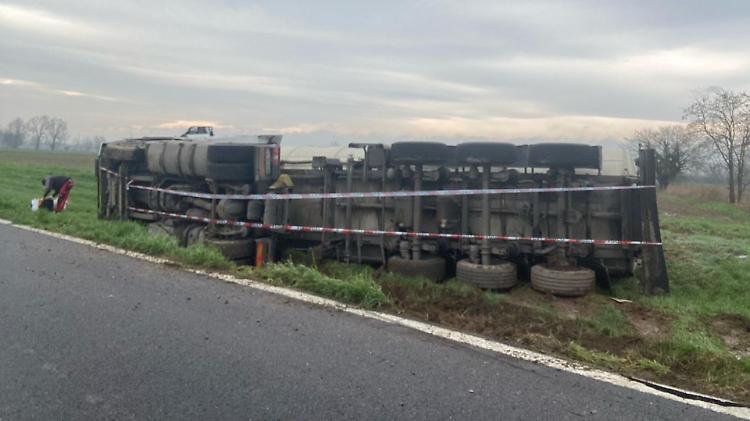 Camion si ribalta sulla provinciale 85, illeso il conducente