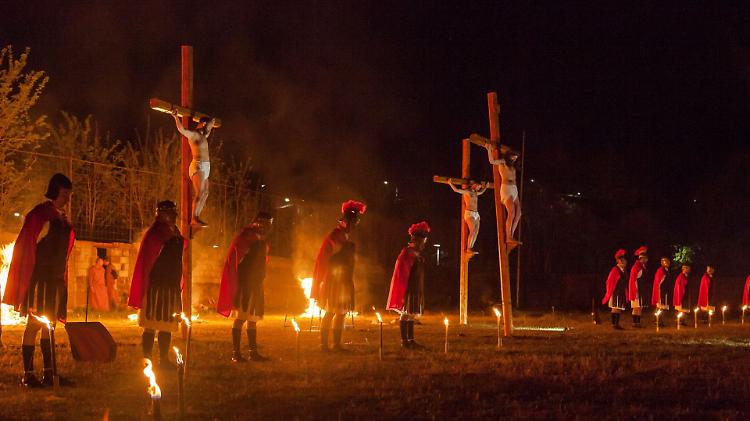 ‘Ecce homo’, cento in scena alla Via Crucis vivente