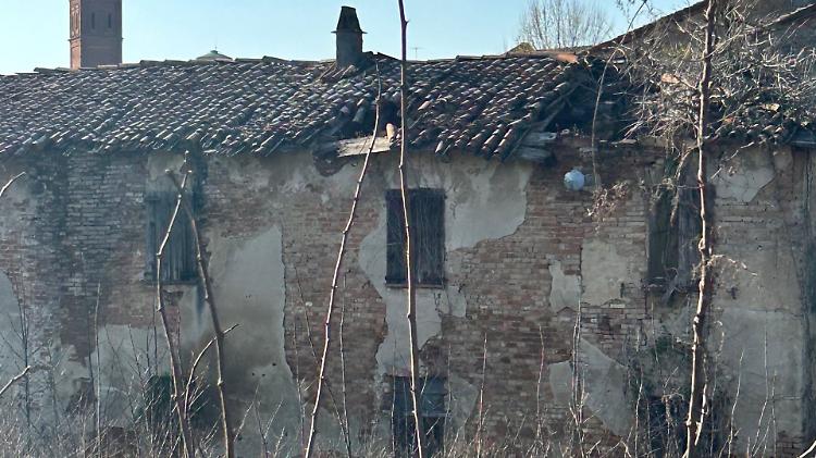 Il vecchio mulino decadente ha bisogno di cure