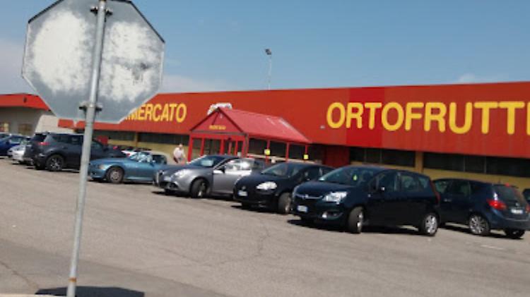Rubano al supermercato e si fingono podisti per scappare