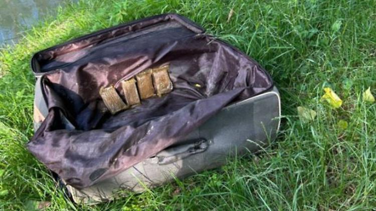 Valigia misteriosa emerge dal naviglio, dentro quattro panetti di hashish