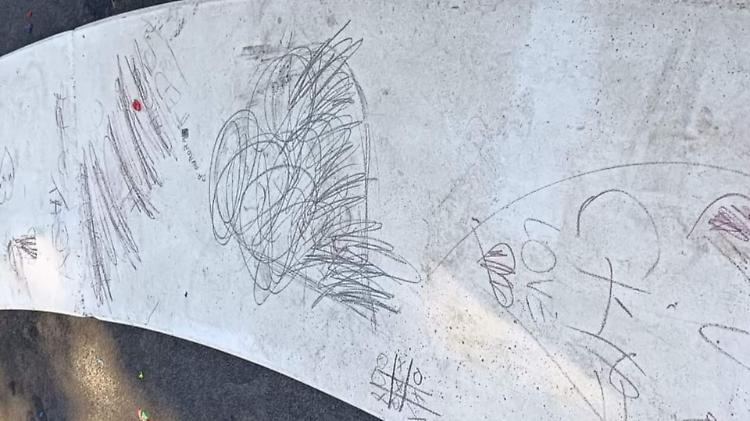 I figli imbrattano e le famiglie ripuliscono