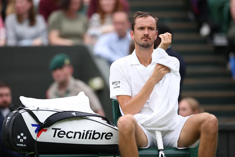 La gaffe di Medvedev a Wimbledon: un momento di confusione e risate