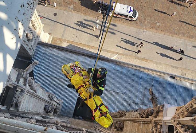 Turista americana sviene sulle terrazze del Duomo di Milano, salvata 