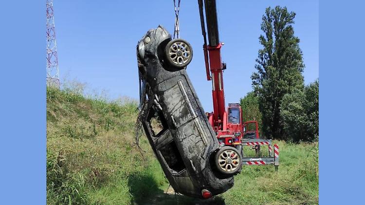 Auto rubata gettata nel Po, vigili del fuoco in azione