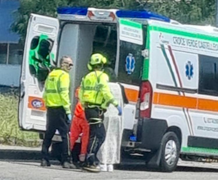 Rissa nel parcheggio del Lidl, giovane travolto da un’auto