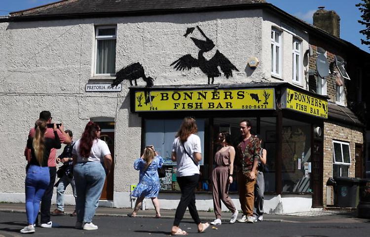 A Londra compare la quinta opera dello zoo di Banksy, i pellicani 