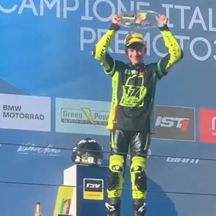 Borrelli campione della  Pre Moto 3 con una rimonta eroica