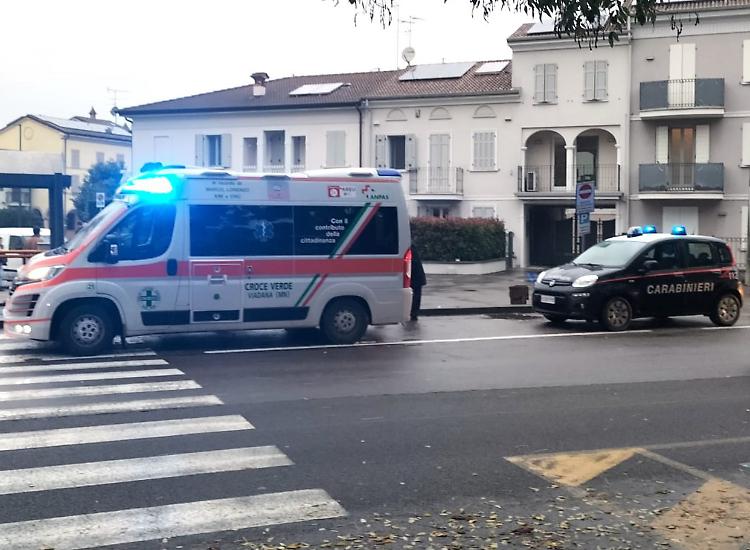 Mamma investita sulle strisce pedonali davanti alla materna