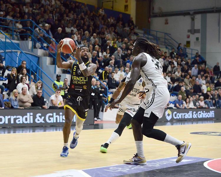 La Vanoli difende, ma Bologna vince nel finale