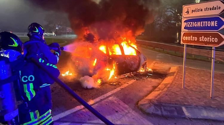 Auto in fiamme alla rotonda di Roggione