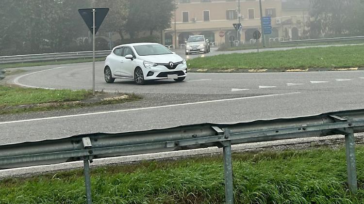 Incrocio al buio, automobilisti e centauri alzano la voce