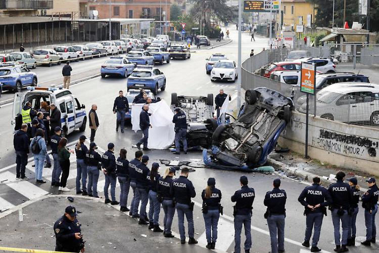 Incidente tra due volanti, muore un poliziotto a Roma 