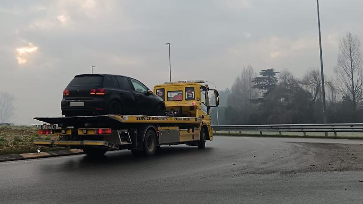 Si ribalta con l'auto poi si allontana a piedi
