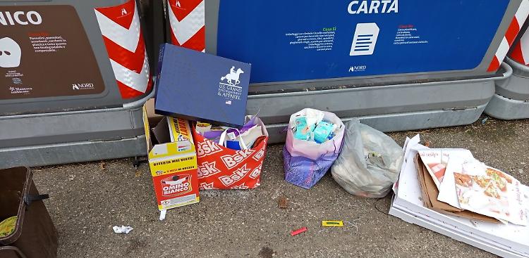 Rifiuti abbandonati, i residenti: «È uno schifo»